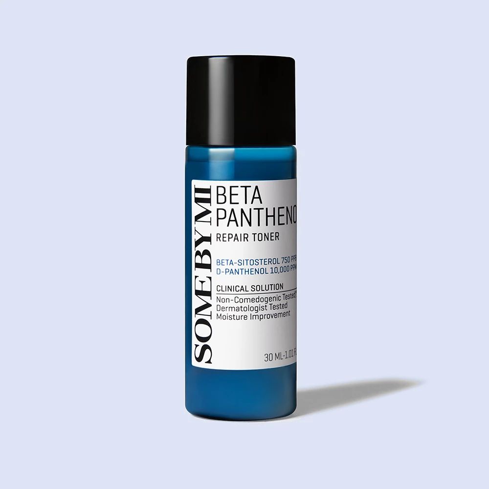 Flacone blu con tappo nero. Scritta: SOME BY MI, BETA PANTHENOL REPAIR TONER. Contiene Beta-Sitosterolo e D-Pantenolo.
