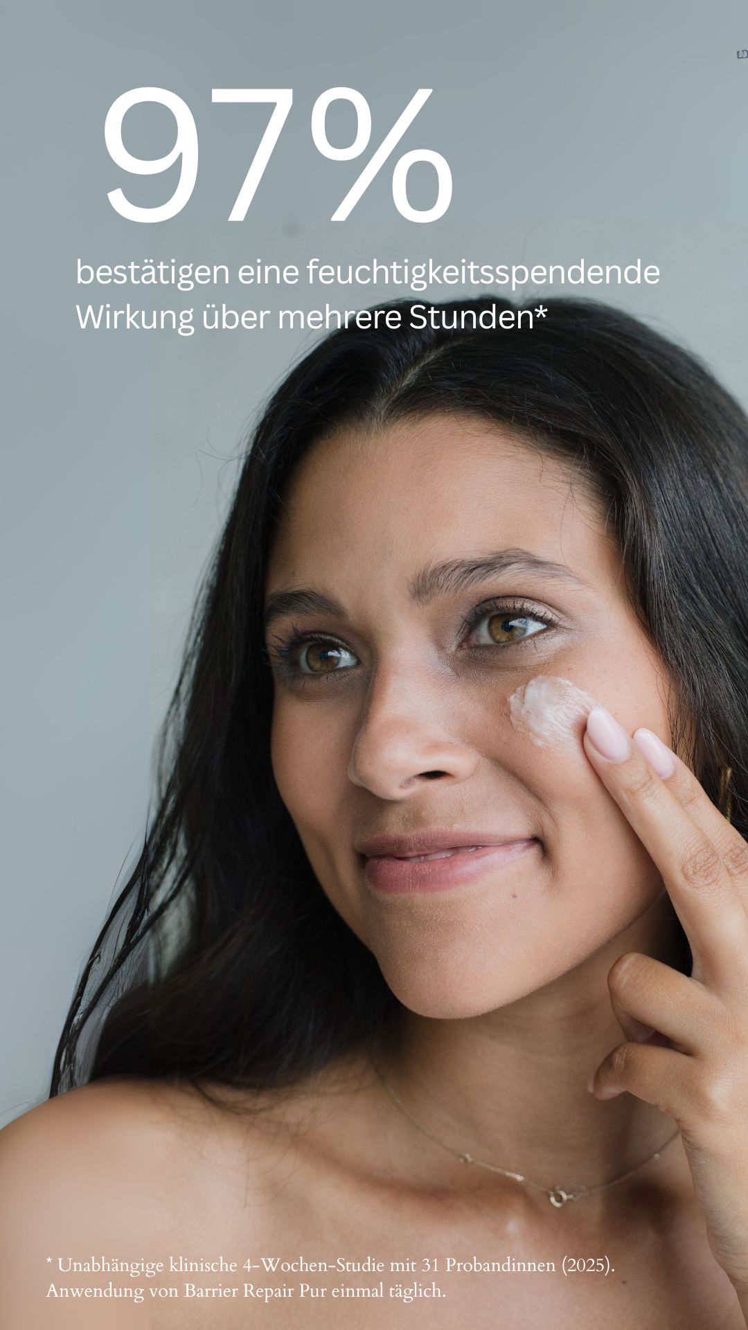 Donna applica crema. Testo: Il 97% conferma un effetto idratante. Testo: Studio clinico indipendente.