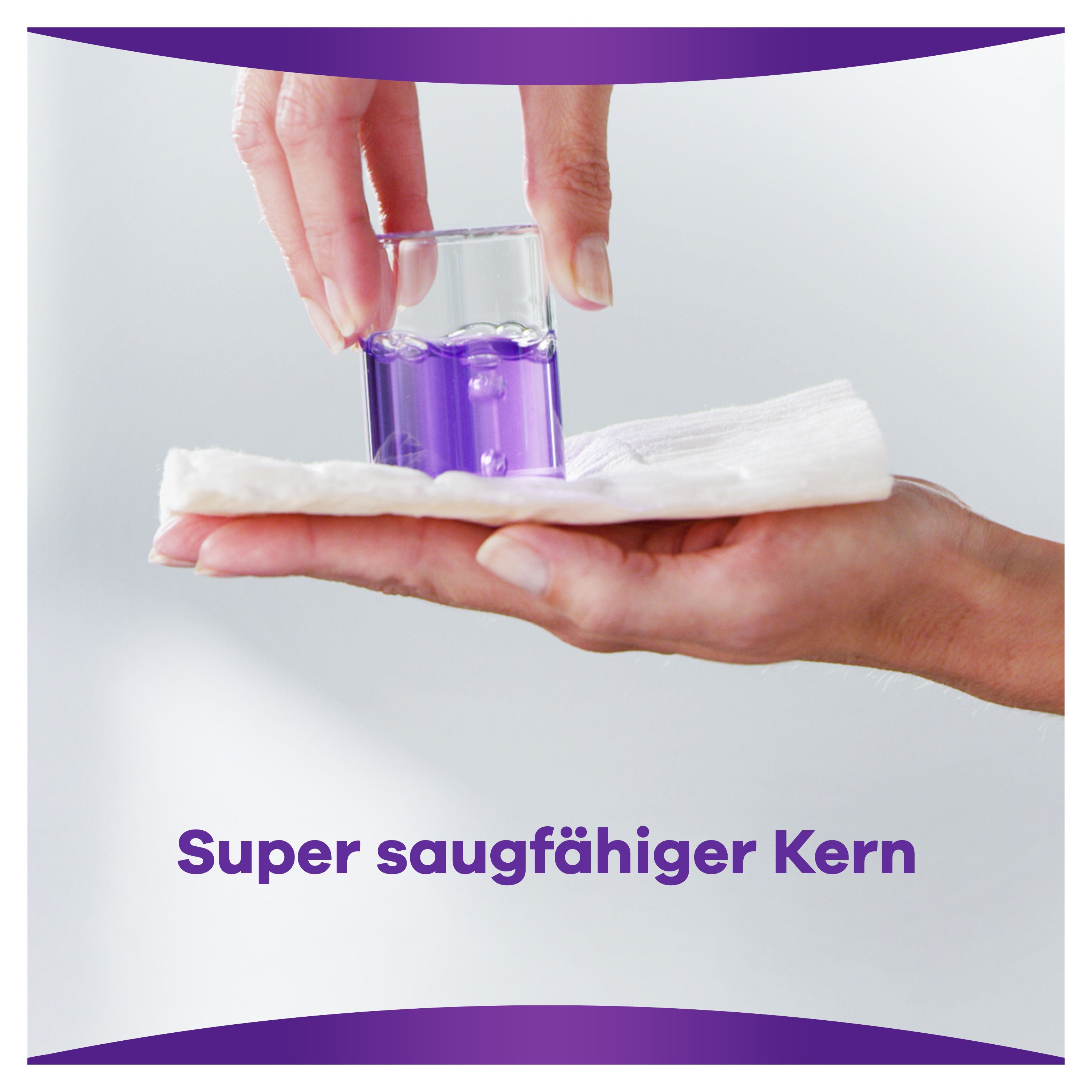 Mani versano liquido viola su mutandine per incontinenza Always Discreet. Testo: Anima super assorbente.