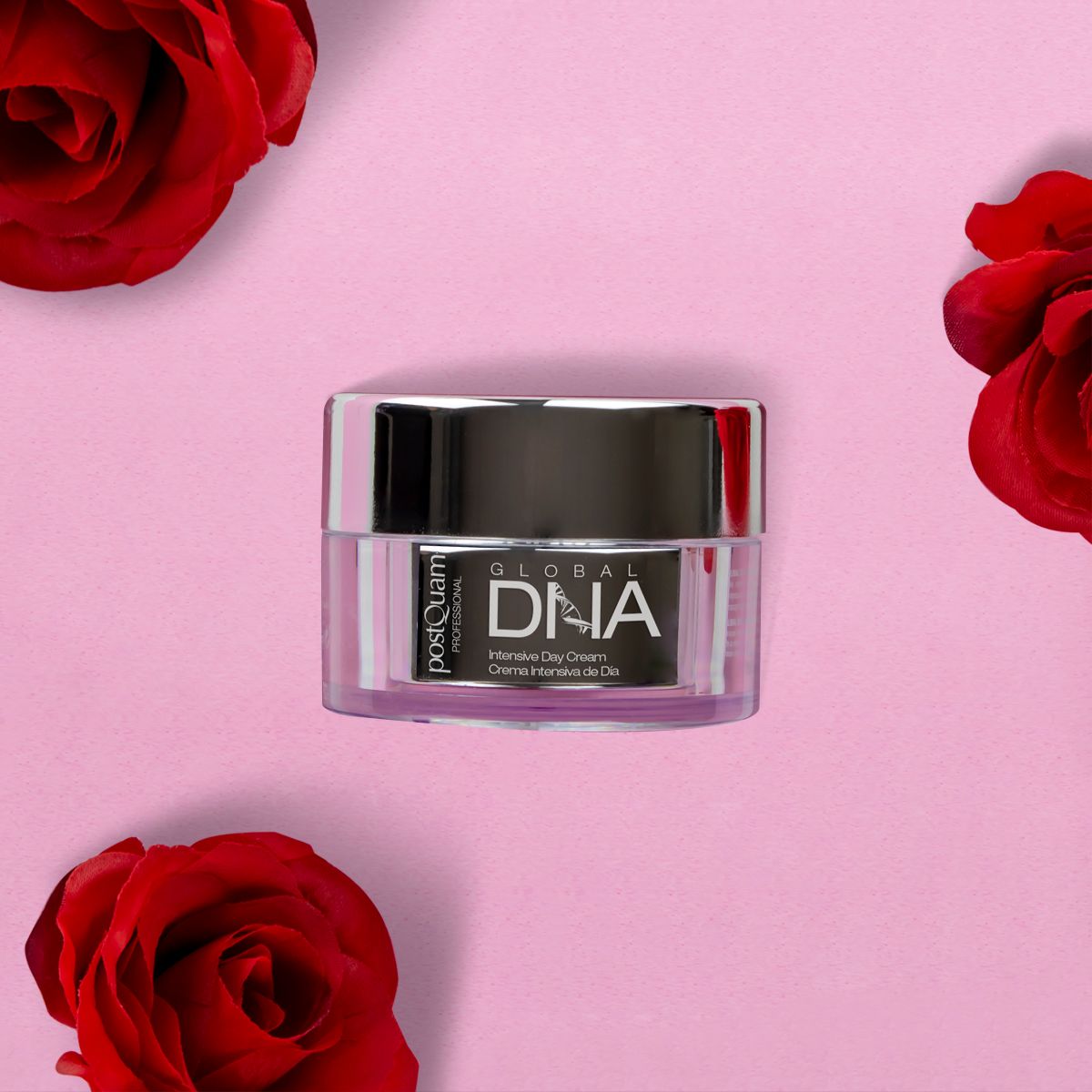 Vasetto di crema. Nome prodotto: Global DNA Intensive Day Cream. Marchio: Postquam. Rose rosse sullo sfondo.