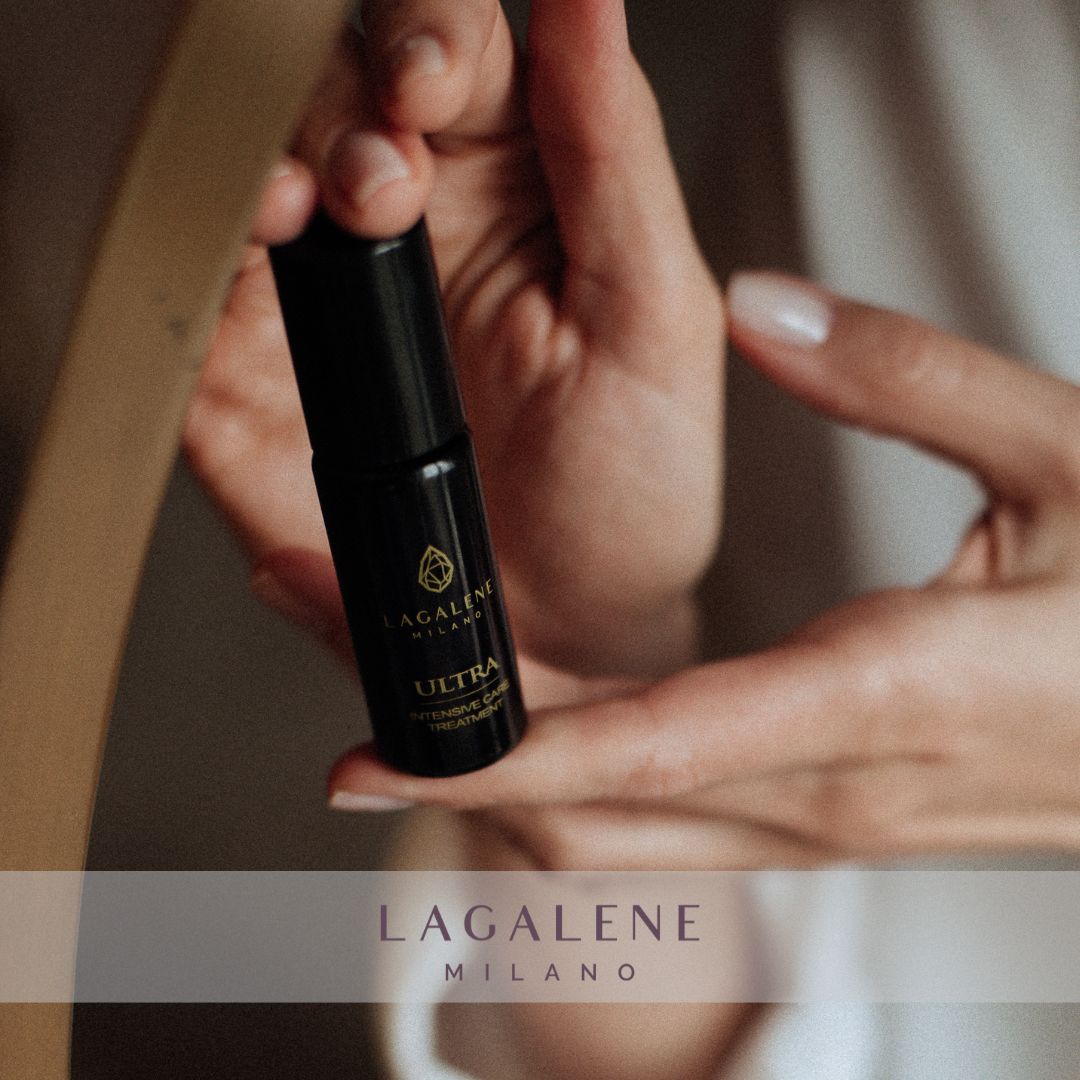 Delle mani tengono un flacone Lagalene Milano Ultra Intensive Care. Sul flacone è scritto "ULTRA INTENSIVE TREATMENT".