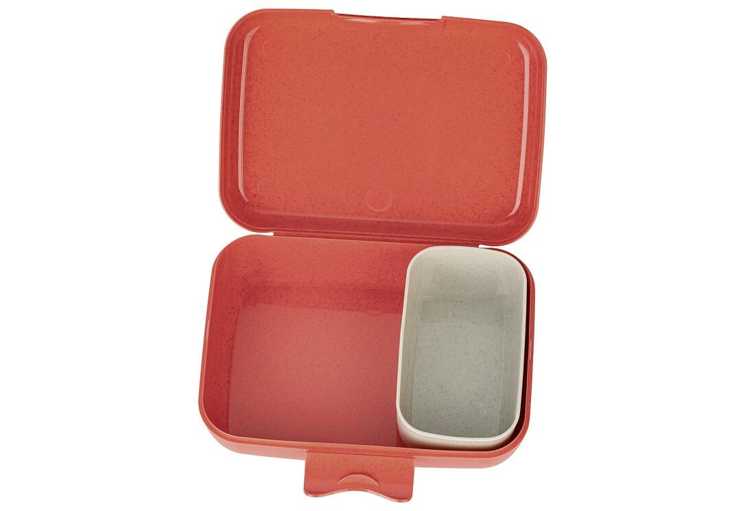 Lunch box rossa aperta. Scomparto interno e contenitore rimovibile. Forma rettangolare con angoli arrotondati. Plastica.