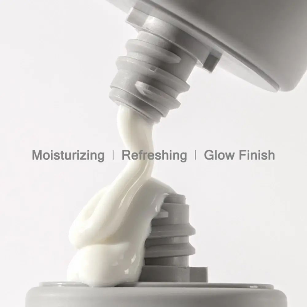 Crema solare spremuta da un tubo grigio. Testo: Moisturizing | Refreshing | Glow Finish.