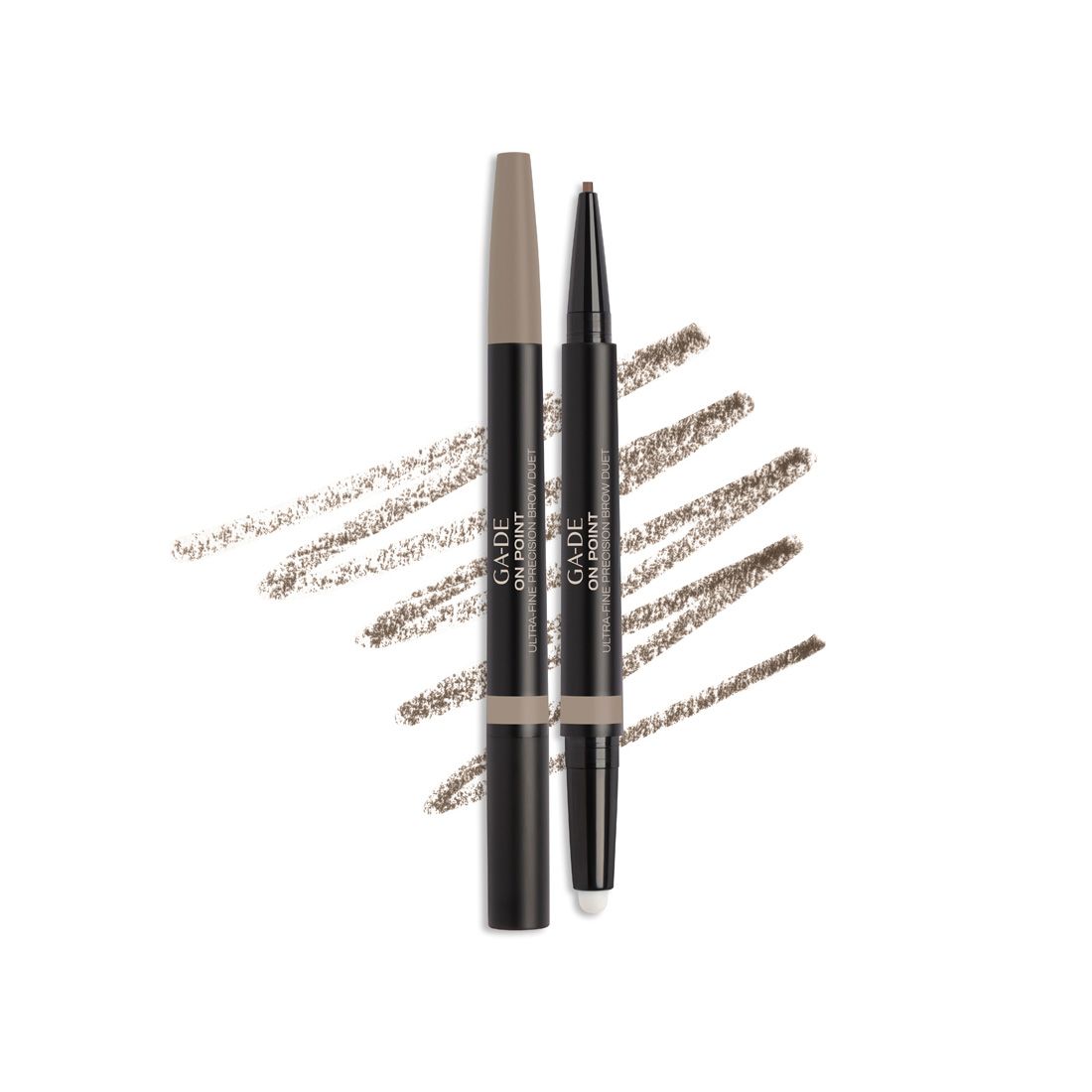 Ga-De On Point Ultra Fine Brow Duet. Due matite, una con mina marrone chiaro, una con scovolino. Su sfondo bianco, tratti di matita.