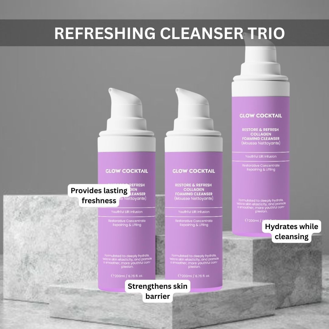 Tre flaconi con etichette viola. Scritta: Glow Cocktail, Restore & Refresh Collagen Foaming Cleanser. Erogatori bianchi. Posizionati su pietre.