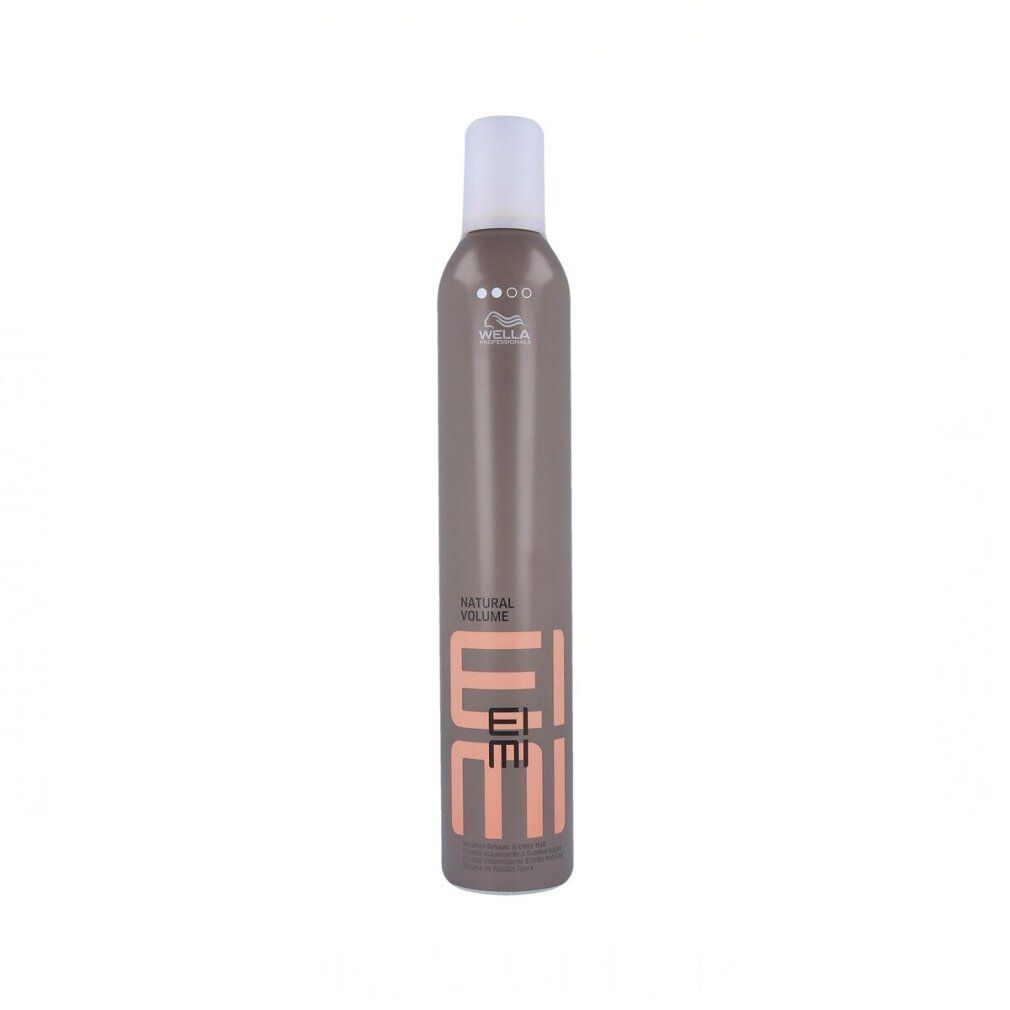 Mousse per lo styling con tappo bianco. Scritta: EIMI Natural Volume. Flacone marrone con logo.
