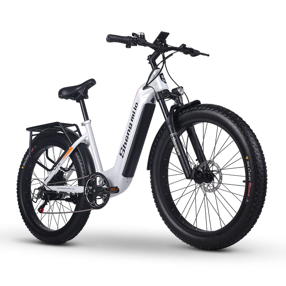 E-bike bianca, pneumatici neri, portapacchi. Dettagli arancioni. Marchio Shengmilo.