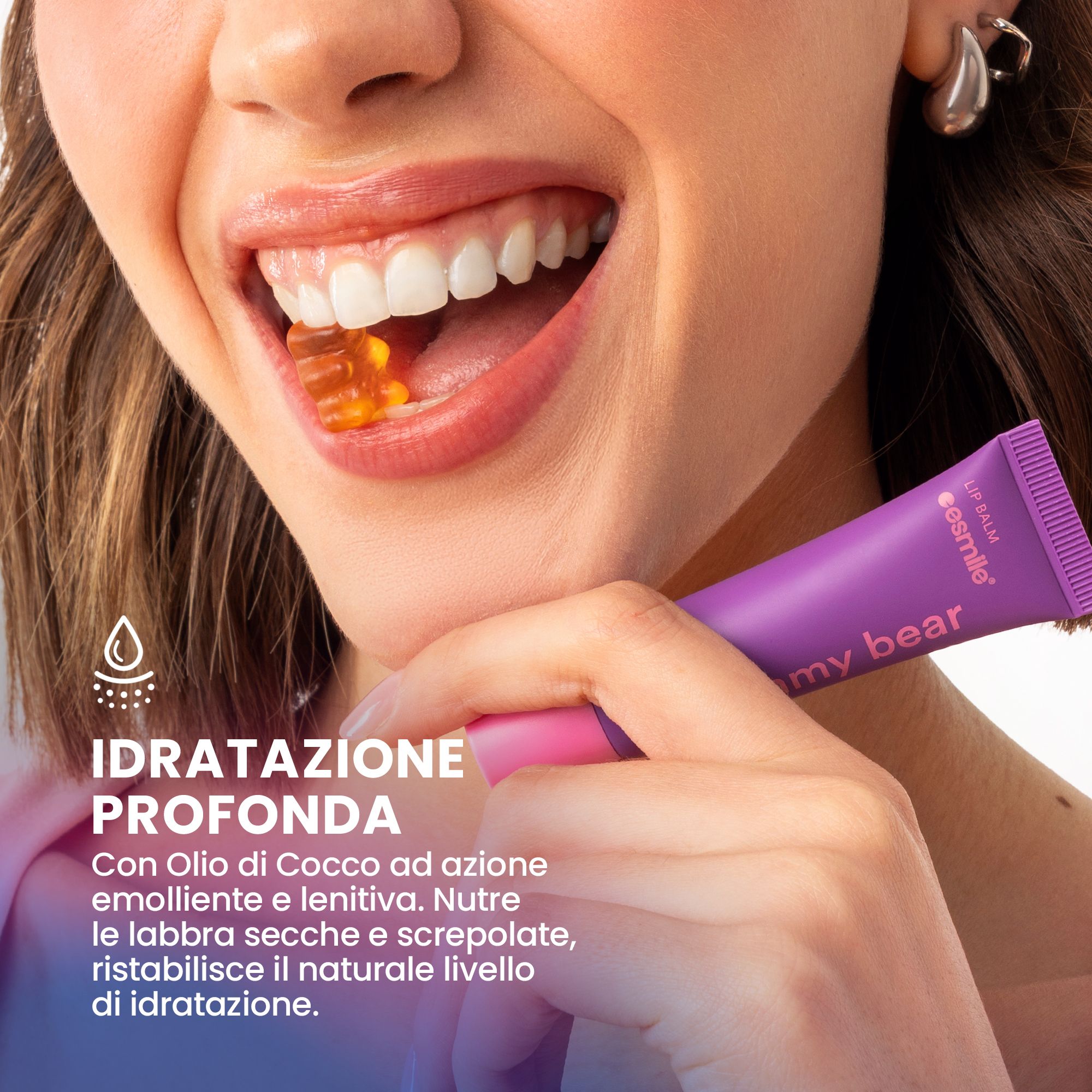 Tubo di balsamo labbra viola. Donna apre la bocca con caramelle gommose. Testo: IDRATAZIONE PROFONDA.