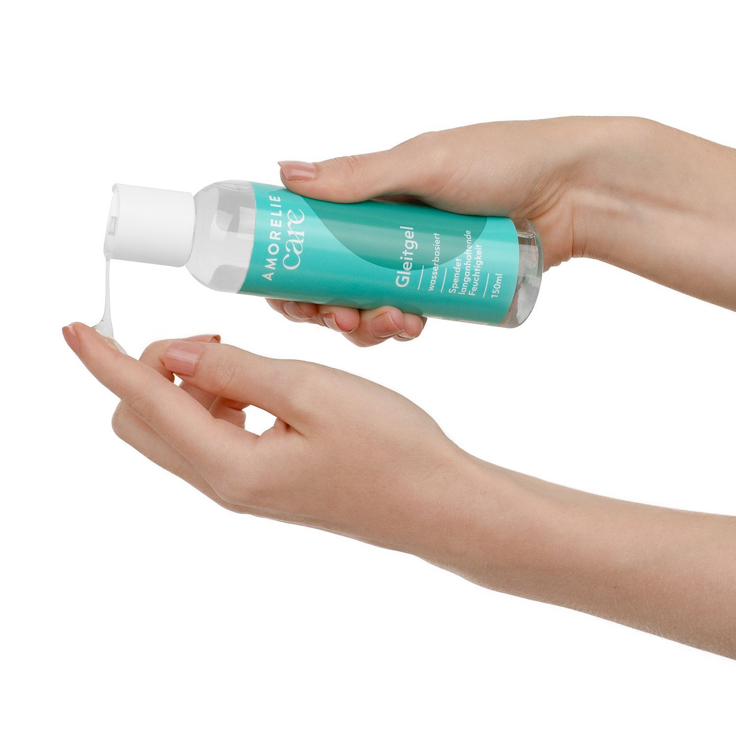 Mani che tengono un flacone di gel lubrificante. Il gel viene applicato su un dito. Scritta AMORELIE Care.