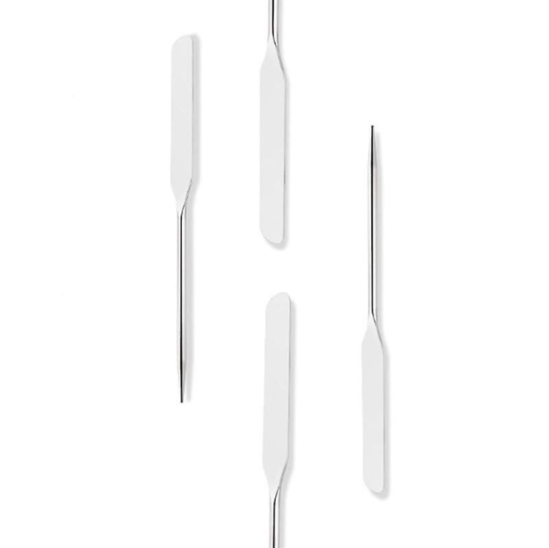 Quattro spatole per trucco di varie dimensioni e forme su sfondo bianco.