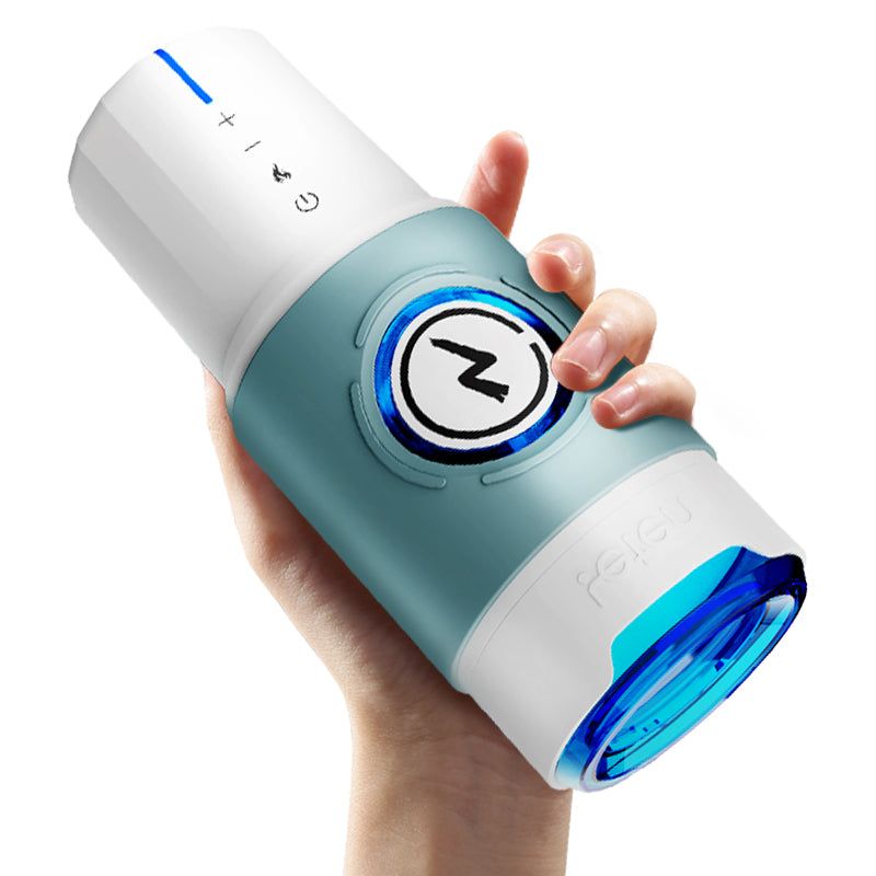 Dispositivo in mano. Design bianco-blu, pannello comandi, logo luminoso. Parte superiore blu, inferiore bianca. Indicatore di carica.