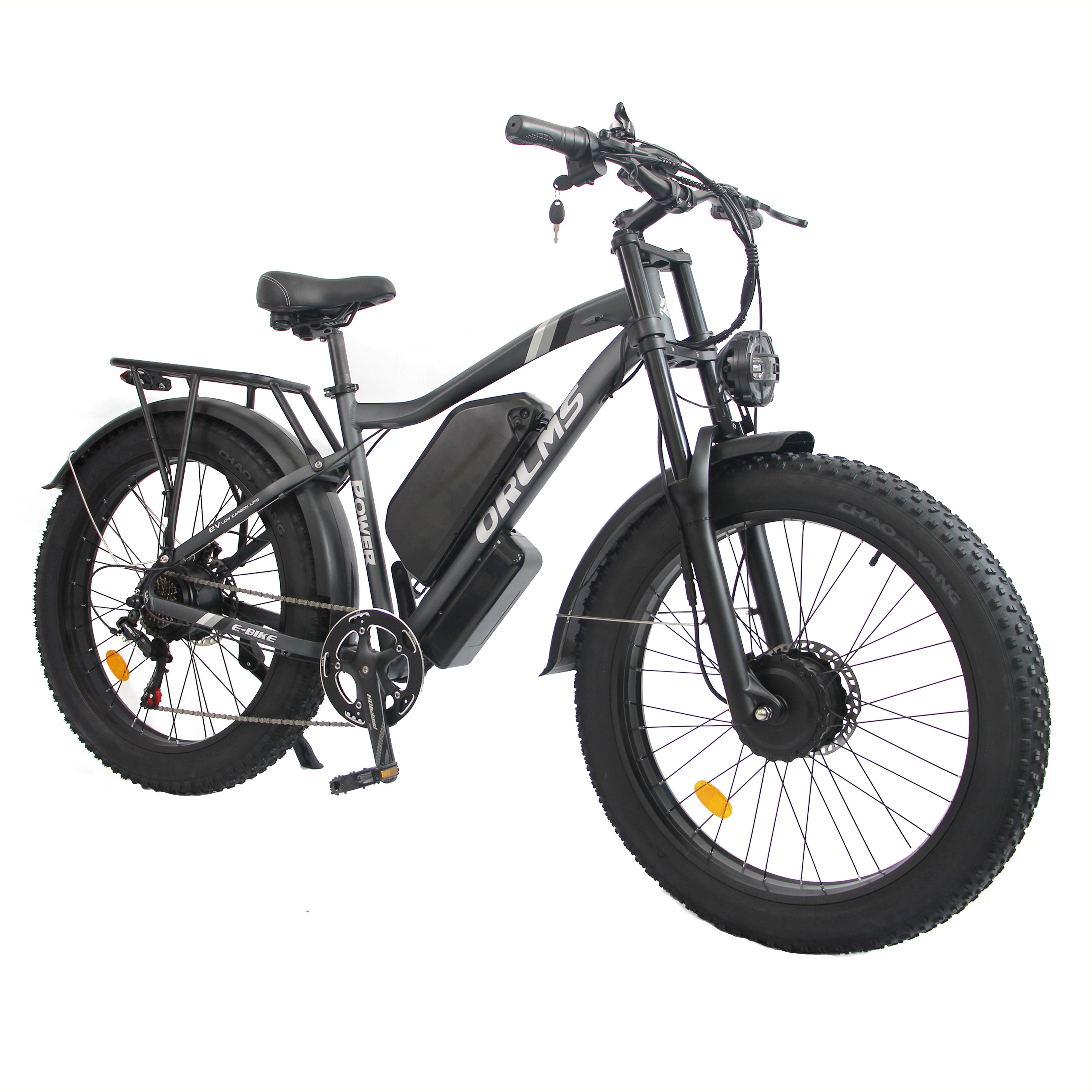 E-bike grigia ORLMS MX500 con pneumatici larghi, portapacchi e faro. Batteria sul telaio.