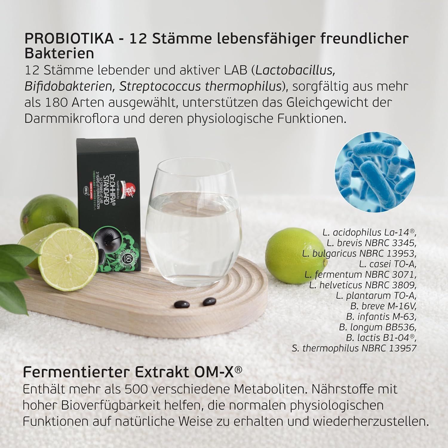 Confezione di probiotici accanto a un bicchiere d'acqua e spicchi di lime. Elenco dei ceppi batterici visibile.