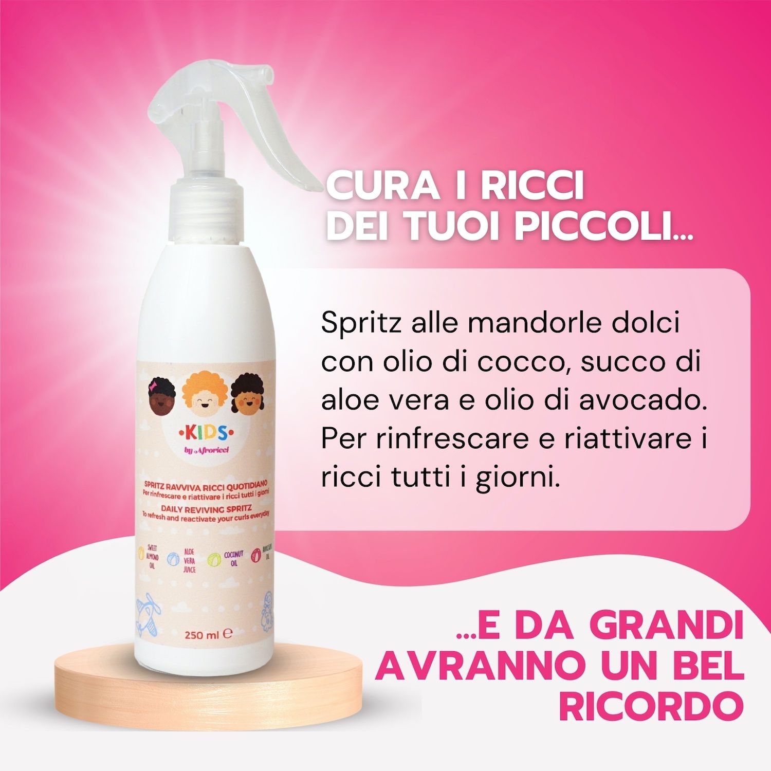 Flacone spray bianco con testo AfroRicci Kids. Testo: Spritz alle mandorle dolci con olio di cocco, succo di aloe vera e olio di avocado.