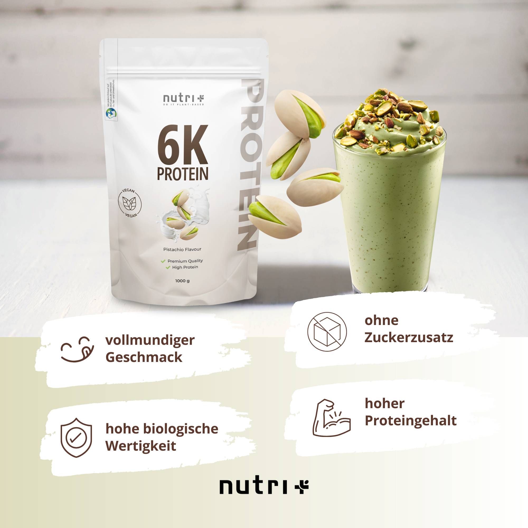 Confezione nutri+ 6K PROTEIN accanto a frullato verde con pistacchi. Testo: Gusto corposo, alto valore biologico, senza zucchero, alto contenuto proteico.