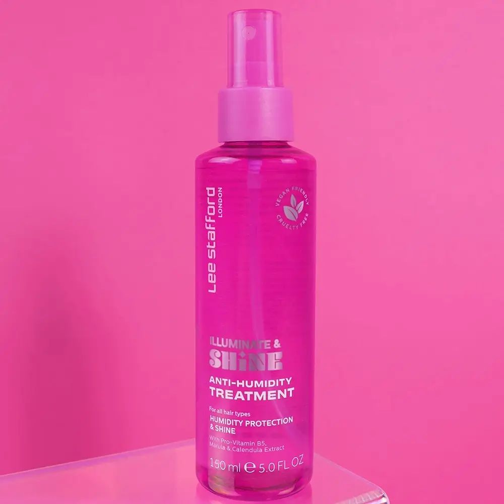 Flacone spray rosa. Testo: Lee Stafford, Illuminate & Shine, Anti-Humidity Treatment. Sigillo vegano. 150 ml.