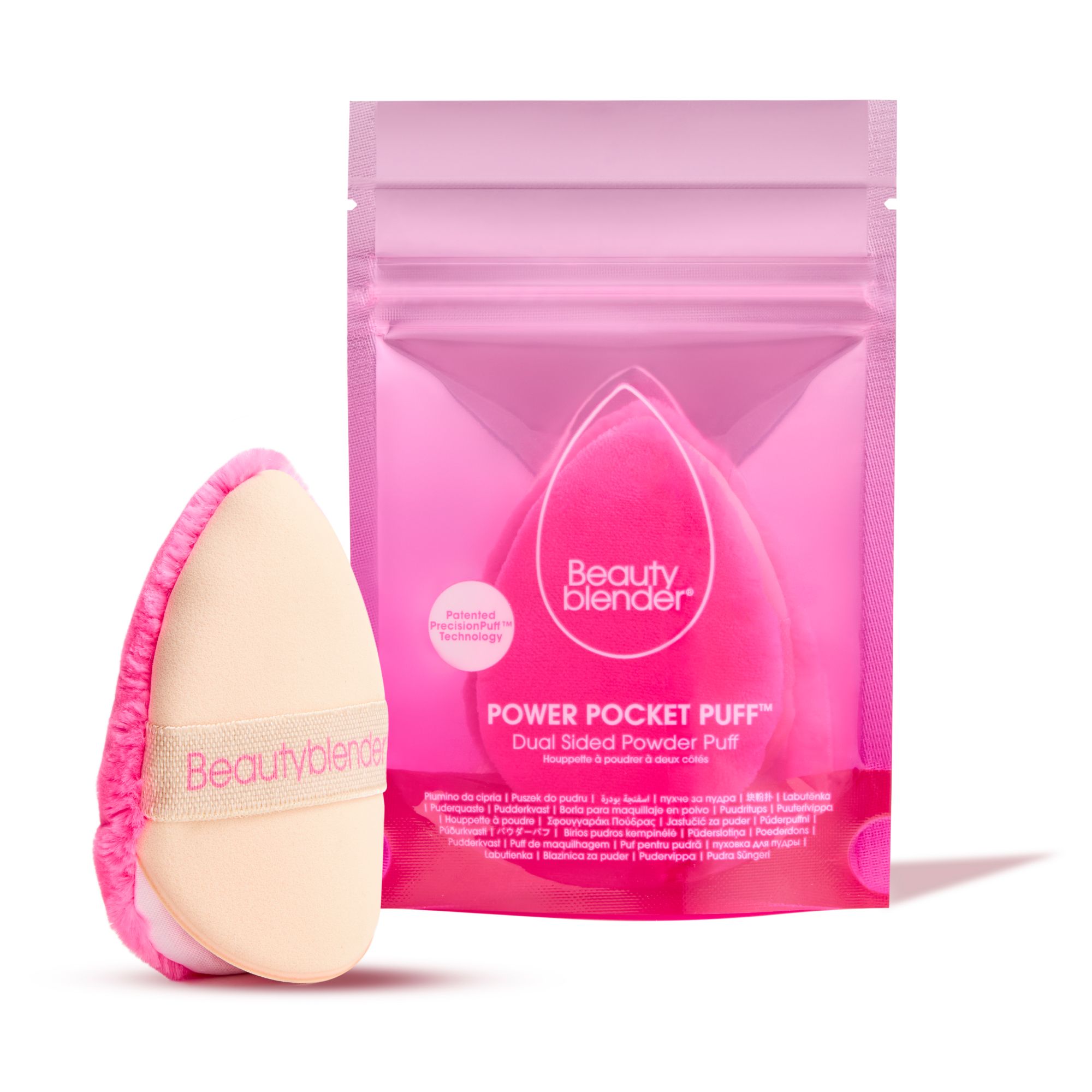 Beautyblender Power Pocket Puff accanto alla sua confezione rosa. Il puff ha un lato beige e uno rosa.