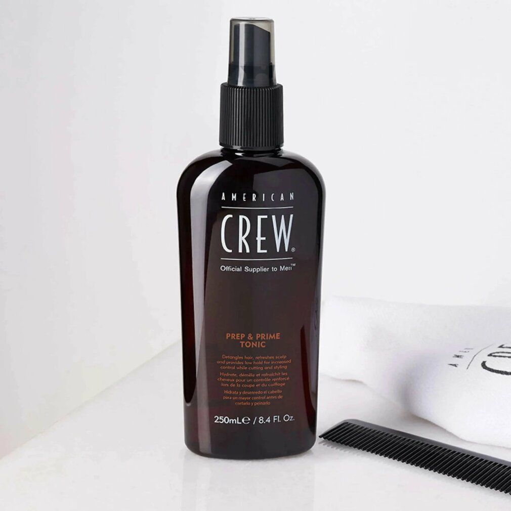 Flacone marrone con vaporizzatore nero. Scritta: American Crew, Prep & Prime Tonic. Volume: 250ml/8.4 fl oz. Pettine.