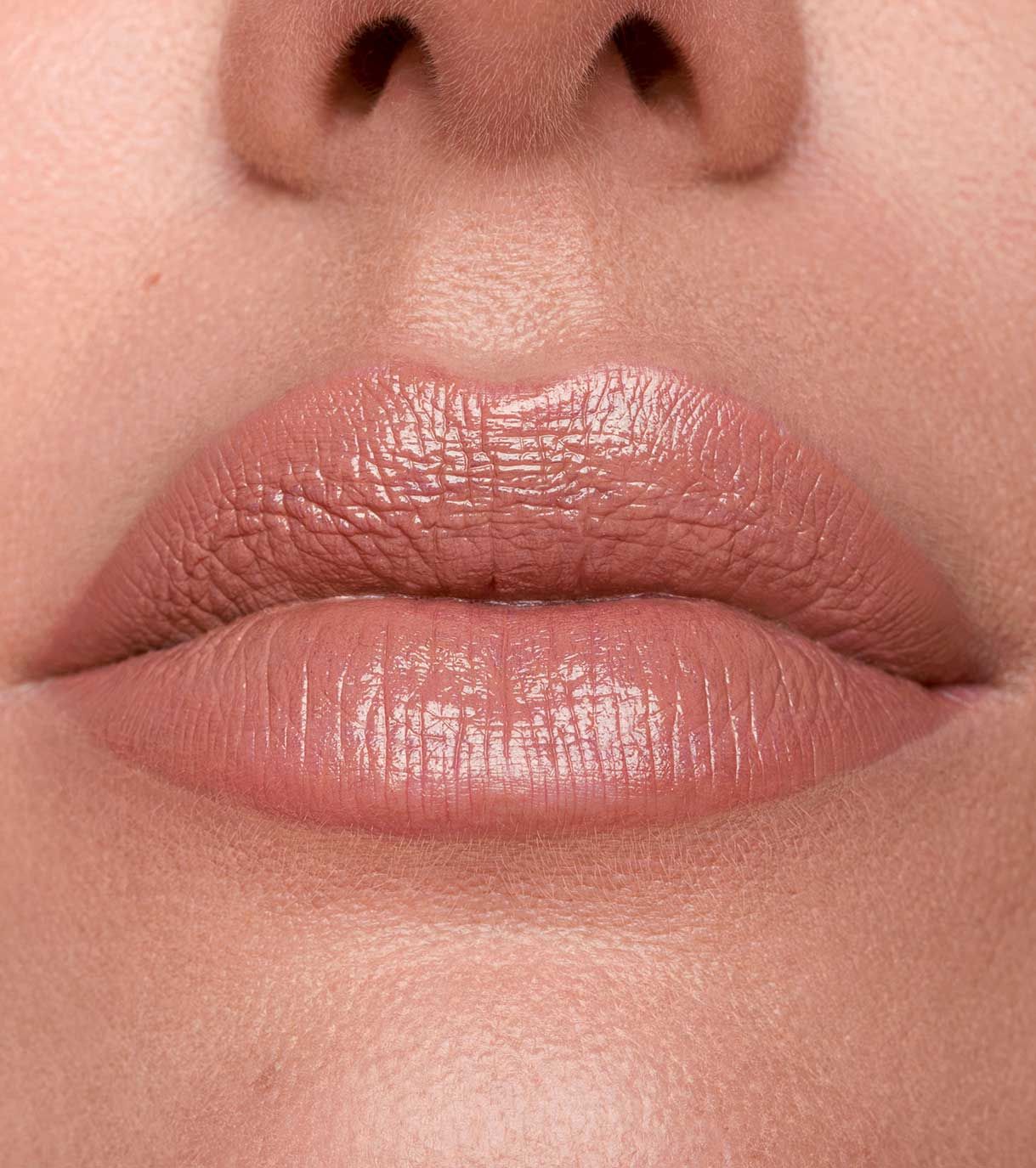 Primo piano di labbra con rossetto color carne.