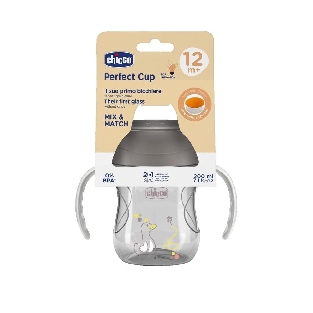 Bicchiere grigio con manici e coperchio, confezionato. Scritta: Chicco, Perfect Cup, 12m+.