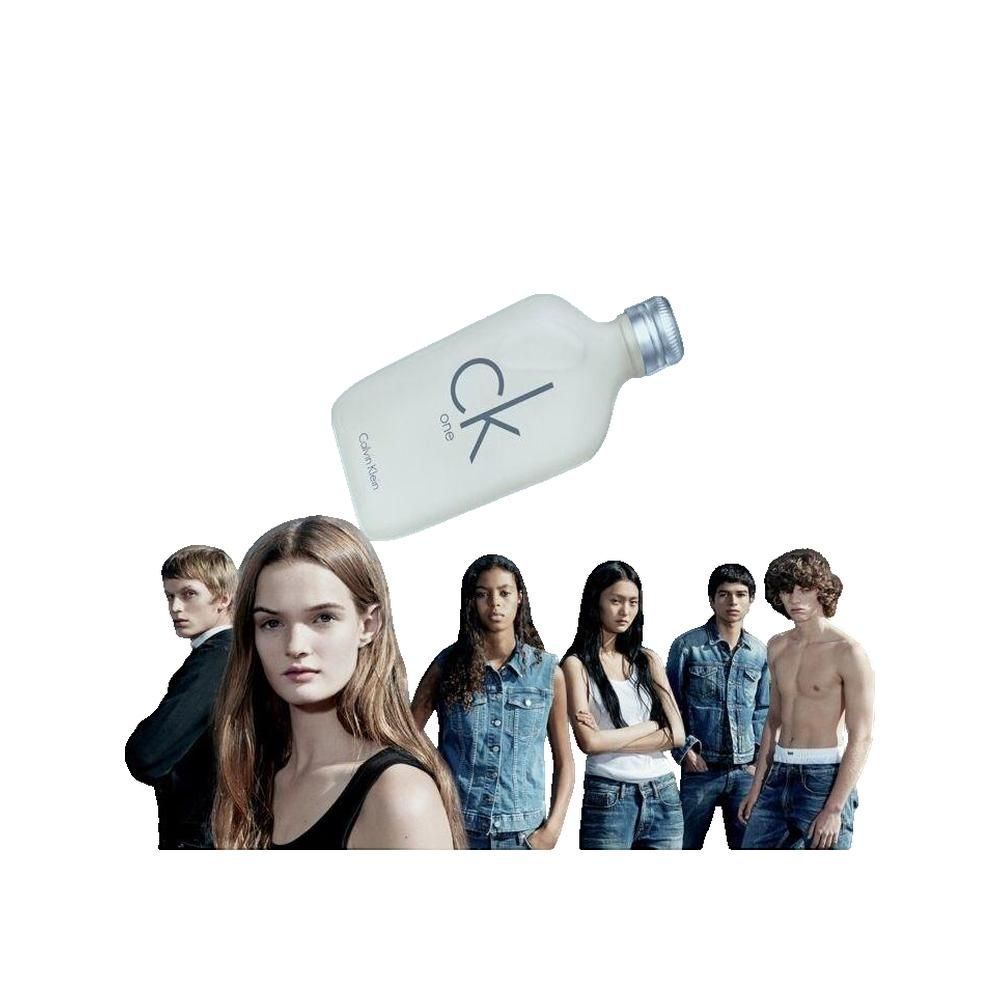 Flacone CK One, vetro bianco, tappo argentato, logo nero. Gruppo di giovani sullo sfondo.