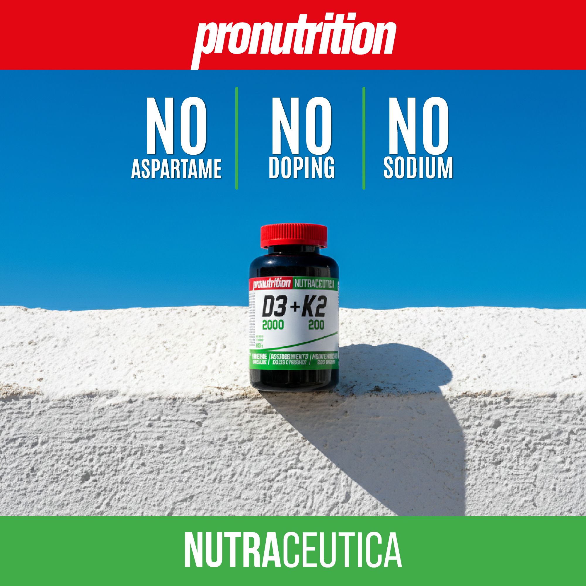 Flacone marrone con tappo rosso. Scritta D3+K2 2000/200. Marchio: Pronutrition. Testo: Senza aspartame, senza doping, senza sodio. Su superficie bianca.