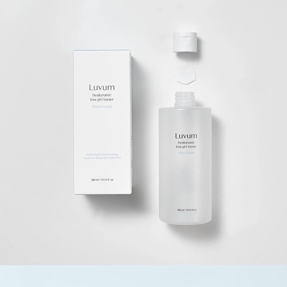 Una bottiglia e una scatola. La bottiglia e la scatola recano la scritta "Luvum hyaluronic low pH toner Witch hazel".