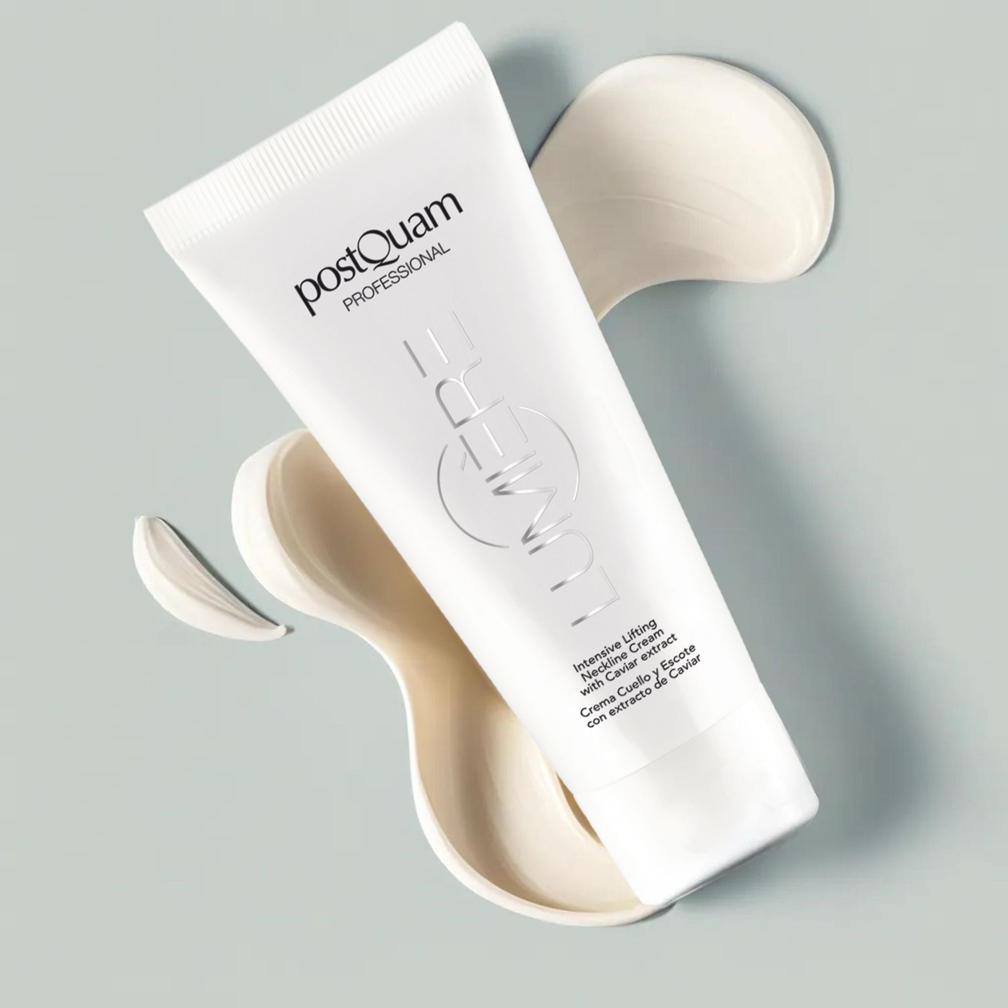 Tubo bianco con testo e logo. Circondato da macchie di crema. Testo: PostQuam Professional, Caviar Lumiere.