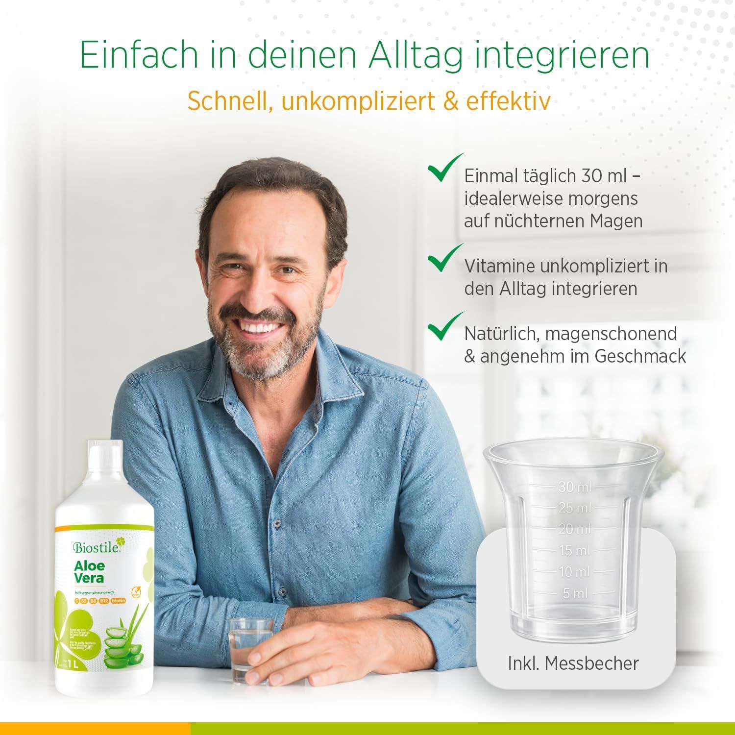 Uomo che beve succo Biostile Aloe Vera con misurino.