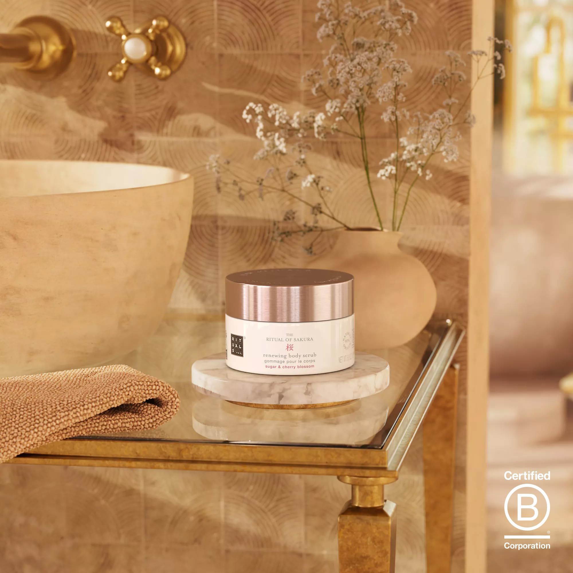 Rituals Il Rituale del Sakura Scrub Corpo 250 g. Su una lastra di marmo, sfondo bagno.