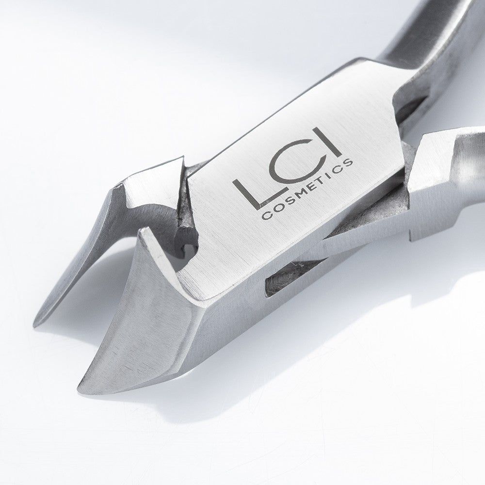 Primo piano del tronchese per unghie. Logo LCI Cosmetics. Metallo argentato. Bordi taglienti.