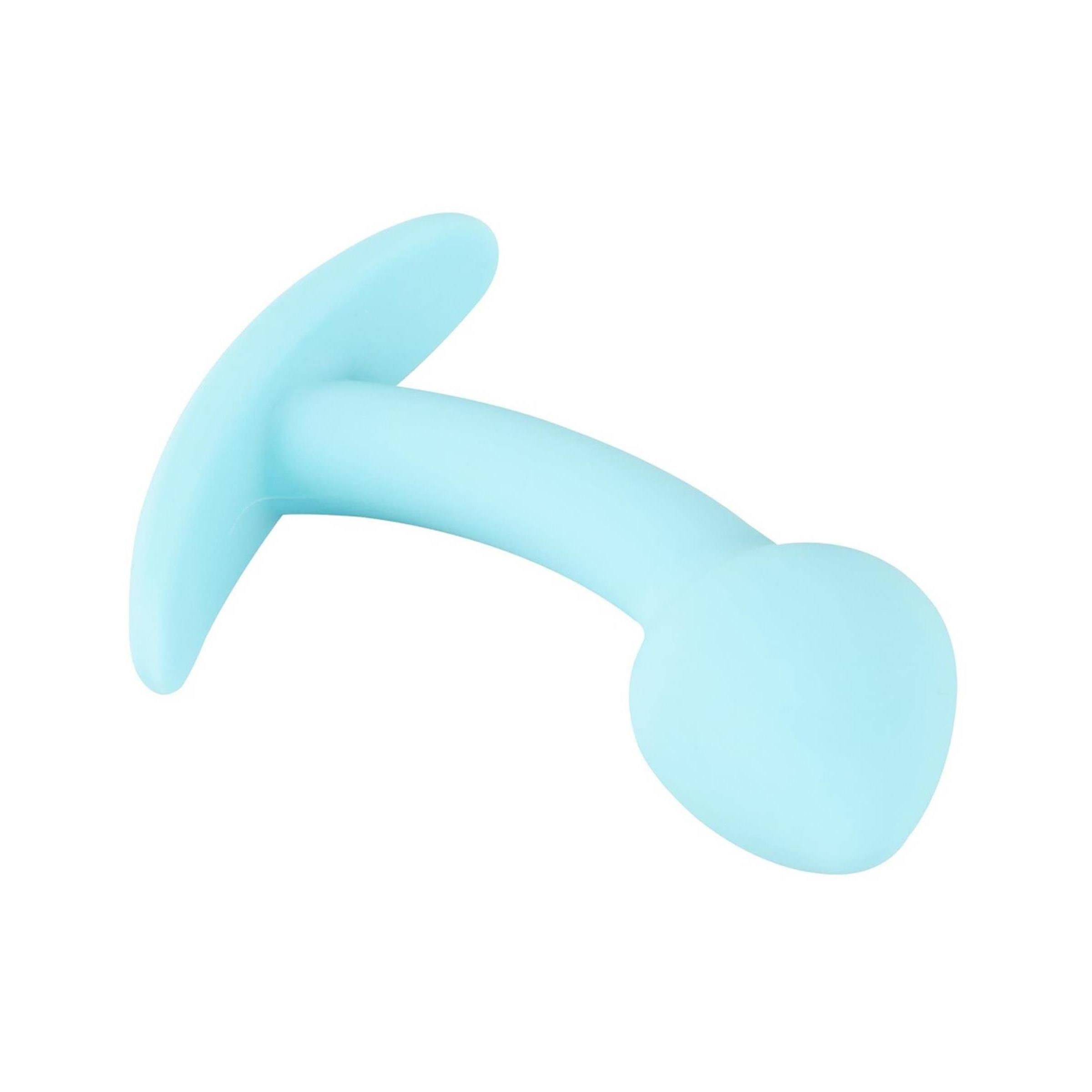 Giocattolo anale blu chiaro, curvo, con estremità arrotondata e base. Realizzato in materiale morbido.