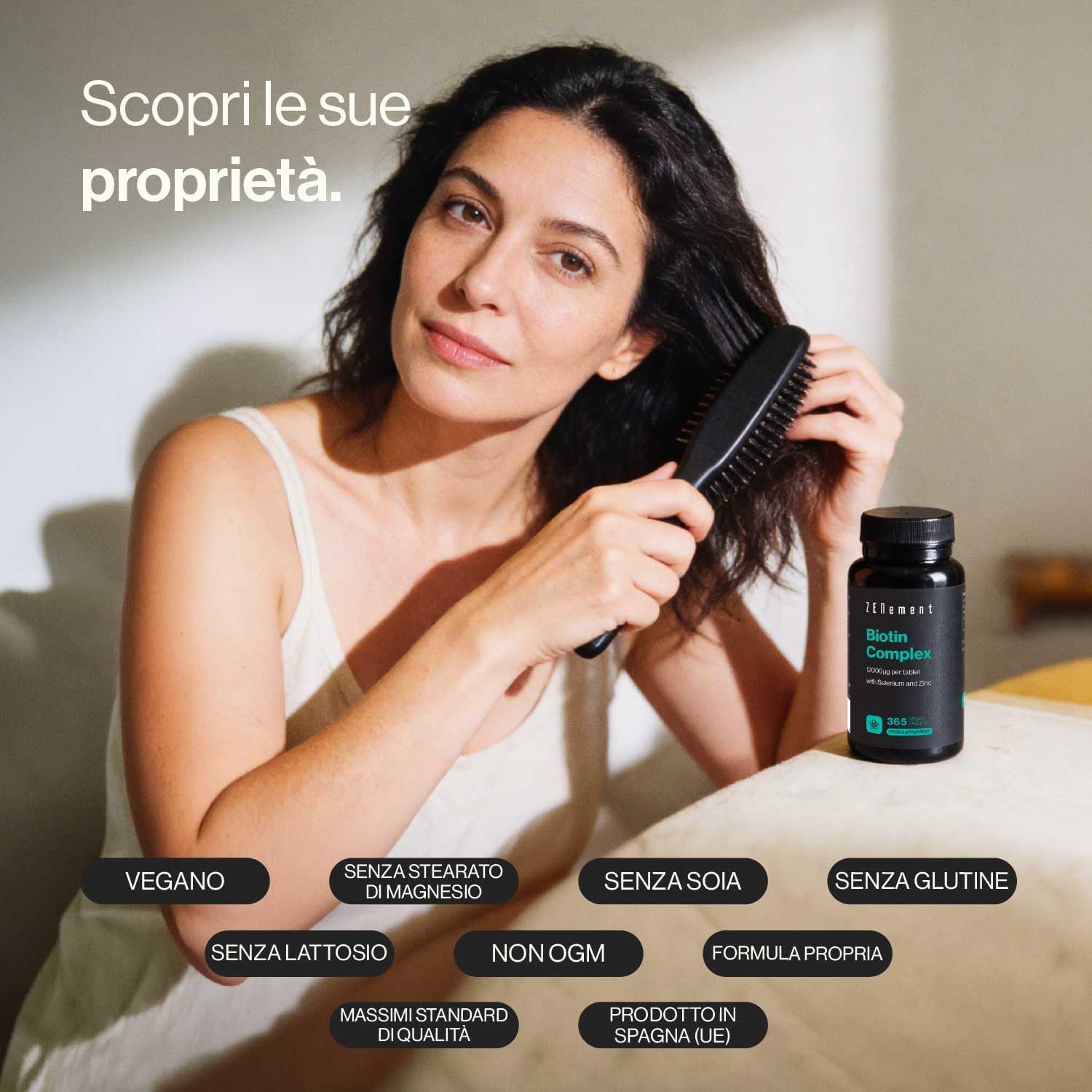 Donna che si pettina i capelli. Accanto, un flacone di Biotin Complex. Testo: Vegano, senza stearato di magnesio, senza soia, senza glutine, senza lattosio, senza OGM, massimi standard di qualità, prodotto in Spagna.