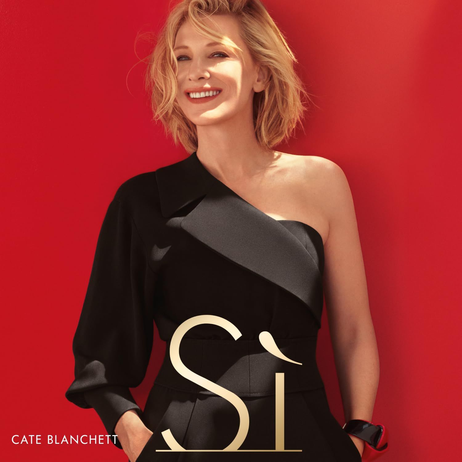 Cate Blanchett su sfondo rosso. Abito nero. Logo Si.
