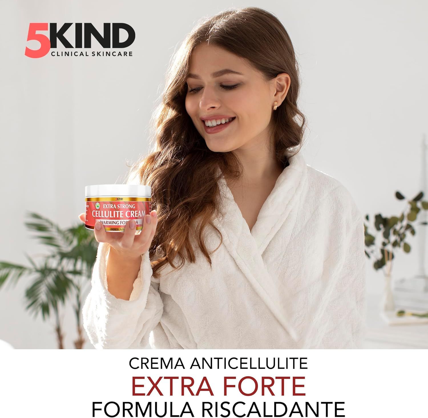 Donna in accappatoio tiene un vasetto. Scritta: 5Kind, Extra Strong Cellulite Cream, Warming Formula.
