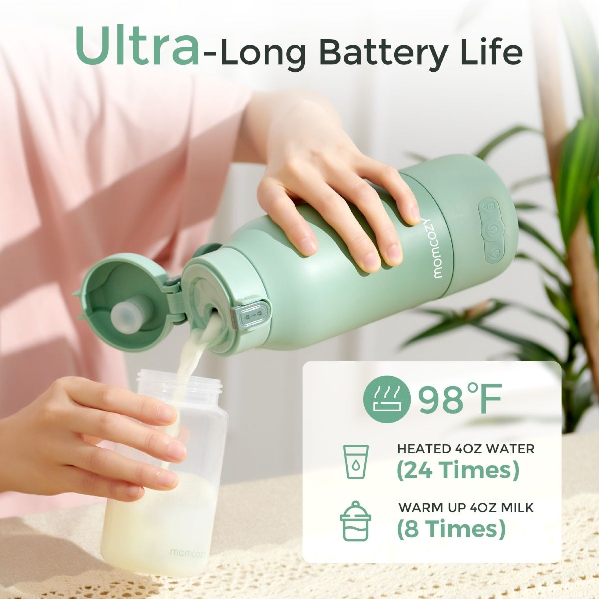 Persona che versa latte da uno scaldabiberon verde aperto in una bottiglia. Testo: Durata della batteria ultra lunga.