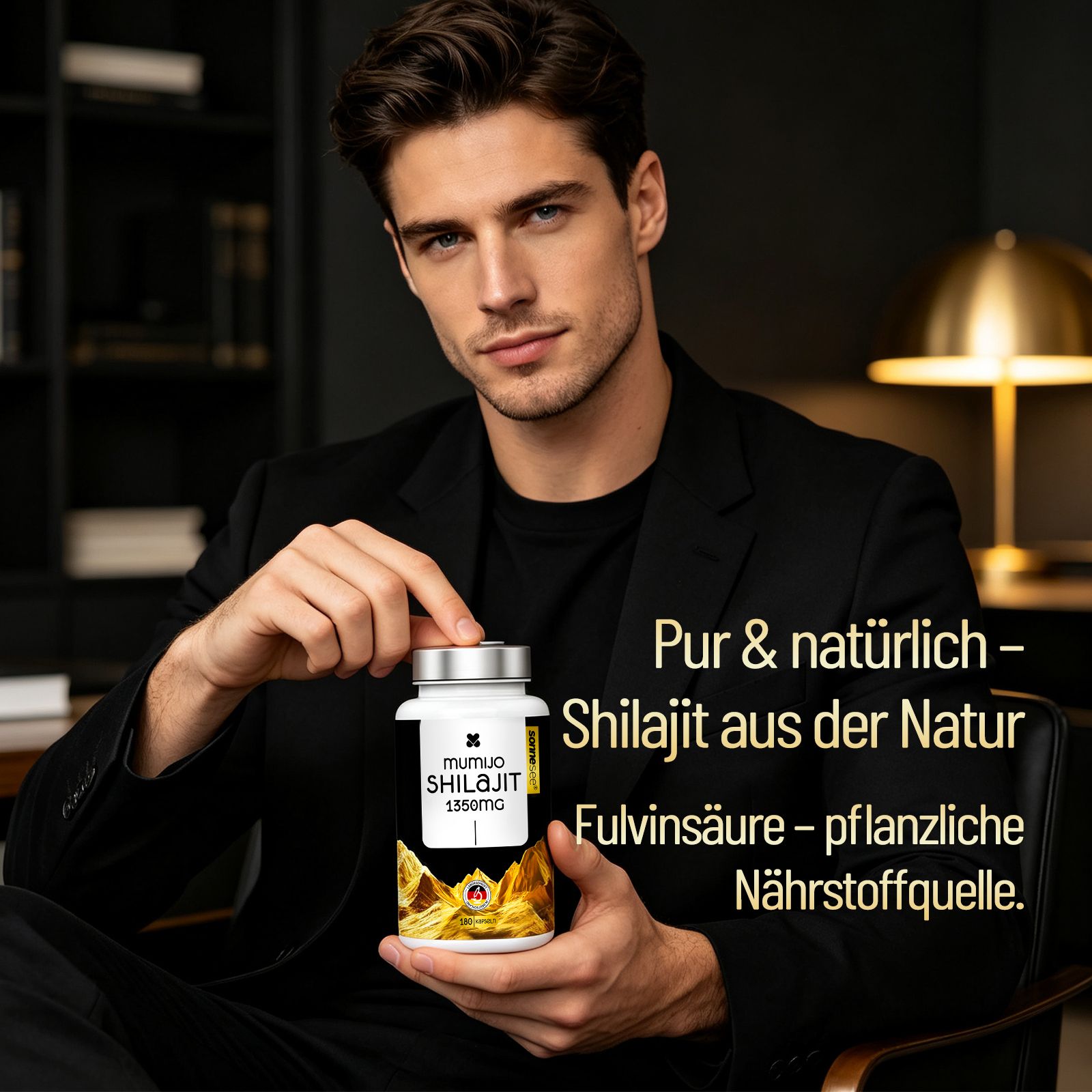 Uomo che tiene una bottiglia bianca di integratore Shilajit da 1350mg. La bottiglia mostra montagne e la scritta 'Mumijo Shilajit'.