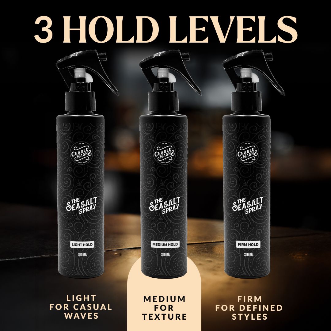 Tre flaconi spray "The Seasalt Spray" con etichette "Light Hold", "Medium Hold" e "Firm Hold".