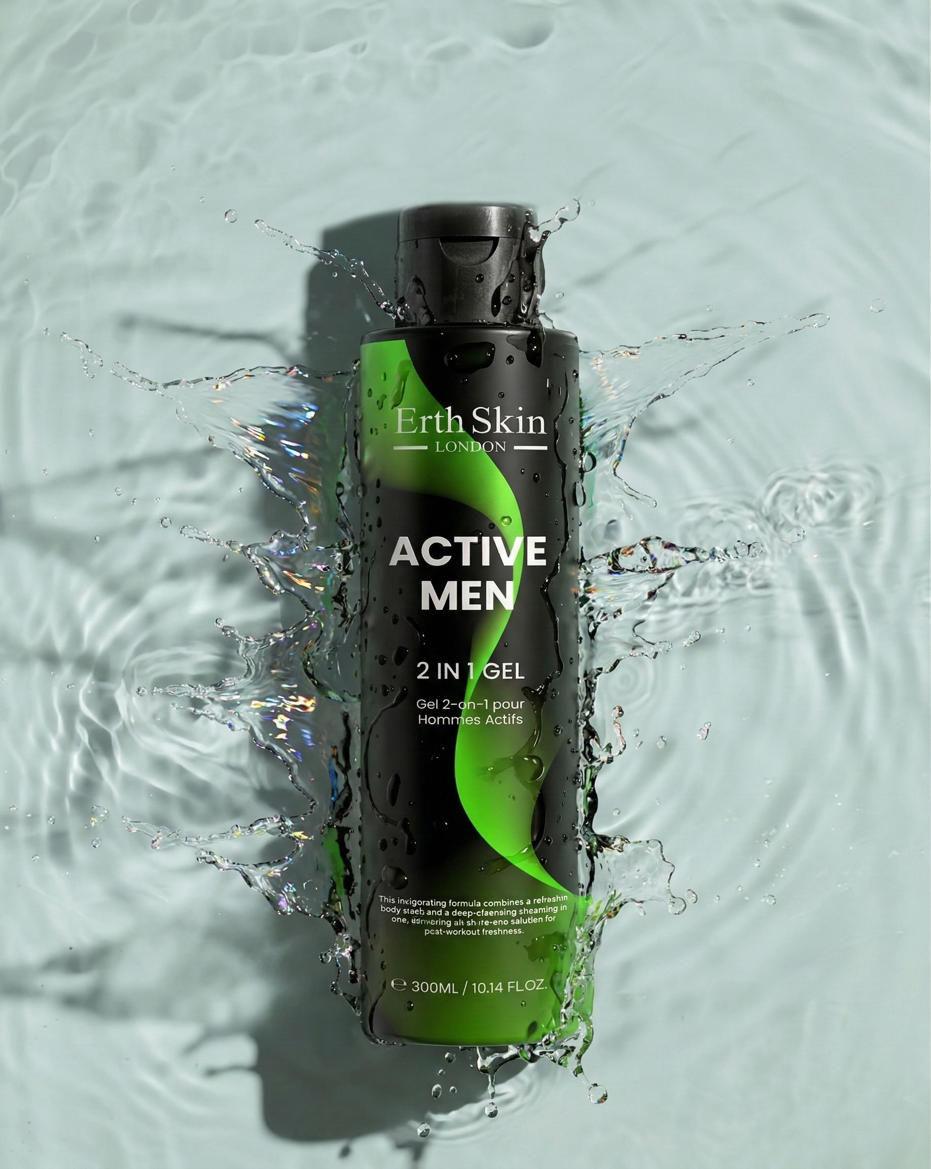 Flacone Erth Skin London Aktiv Männer Gel 2 in 1, circondato da schizzi d'acqua.