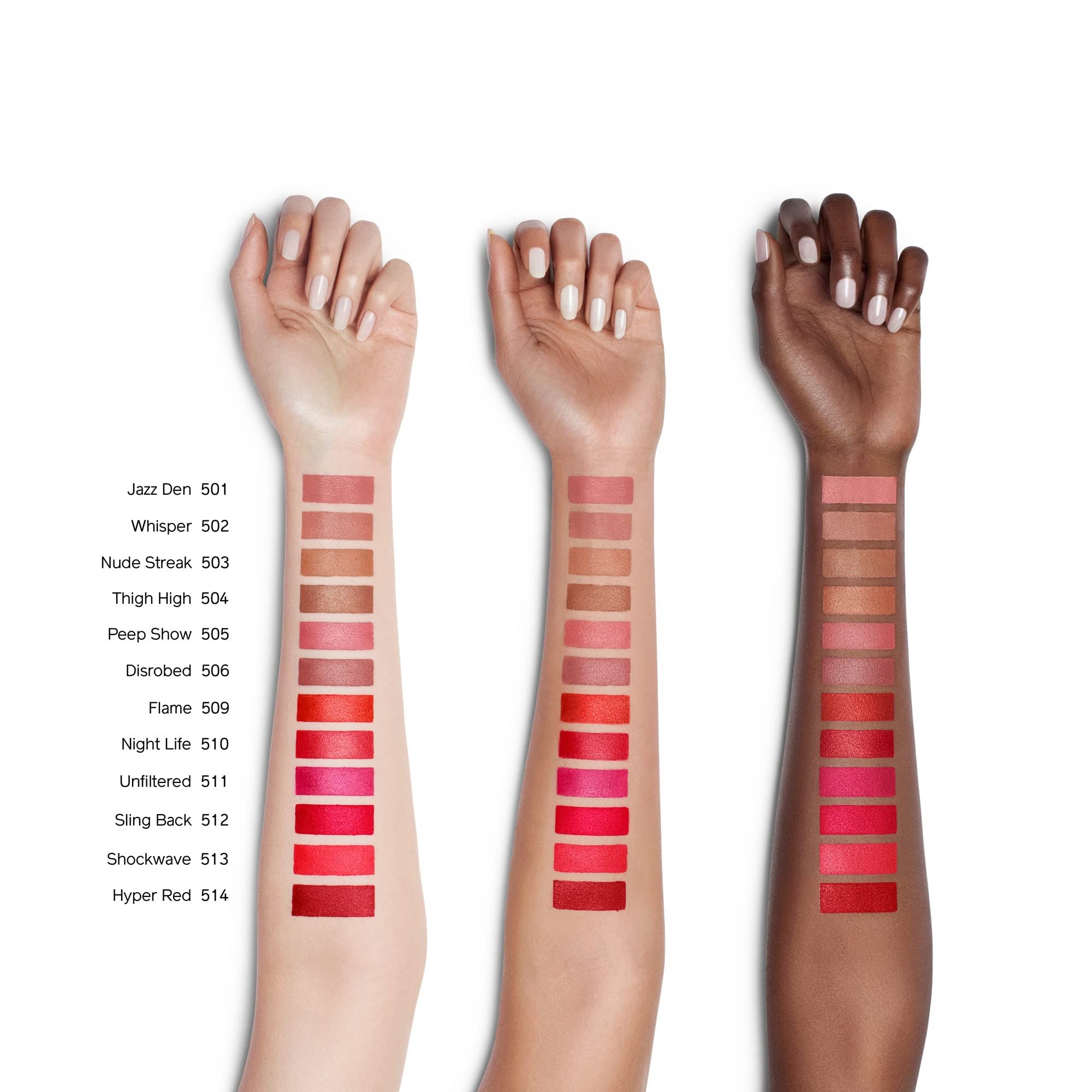 Braccia con campioni di rossetto. Diverse tonalità di pelle. Nome colore: Night Life 510.