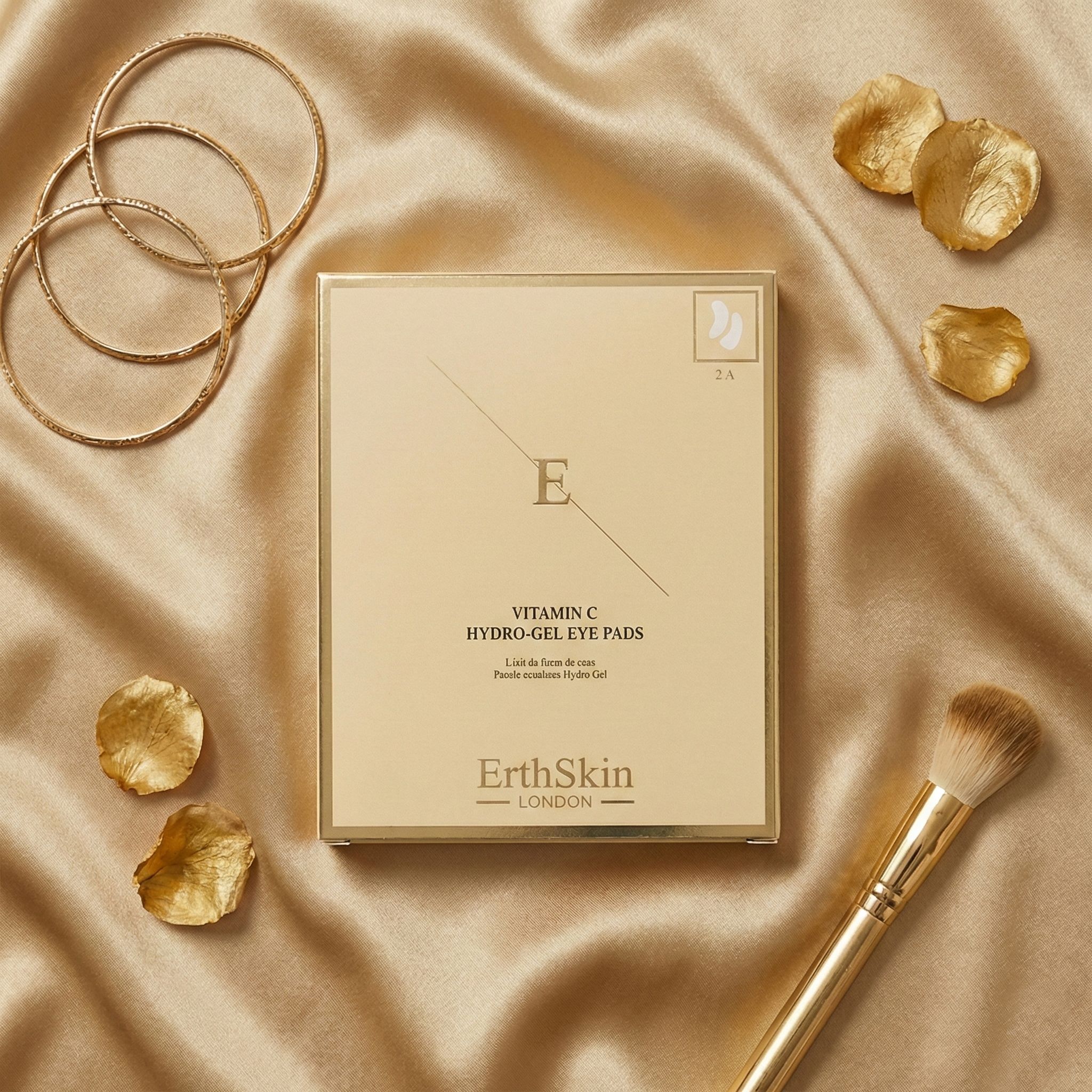 Confezione dei patch oculari idrogel Vitamina C ErthSkin London su sfondo di seta.