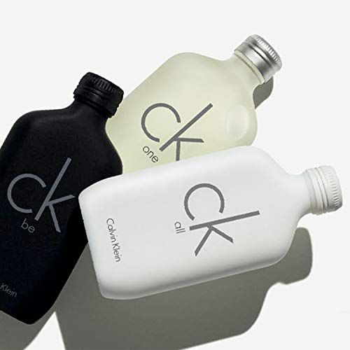 Tre flaconi di profumo: nero, bianco e crema. Scritta "ck one" e "ck all".
