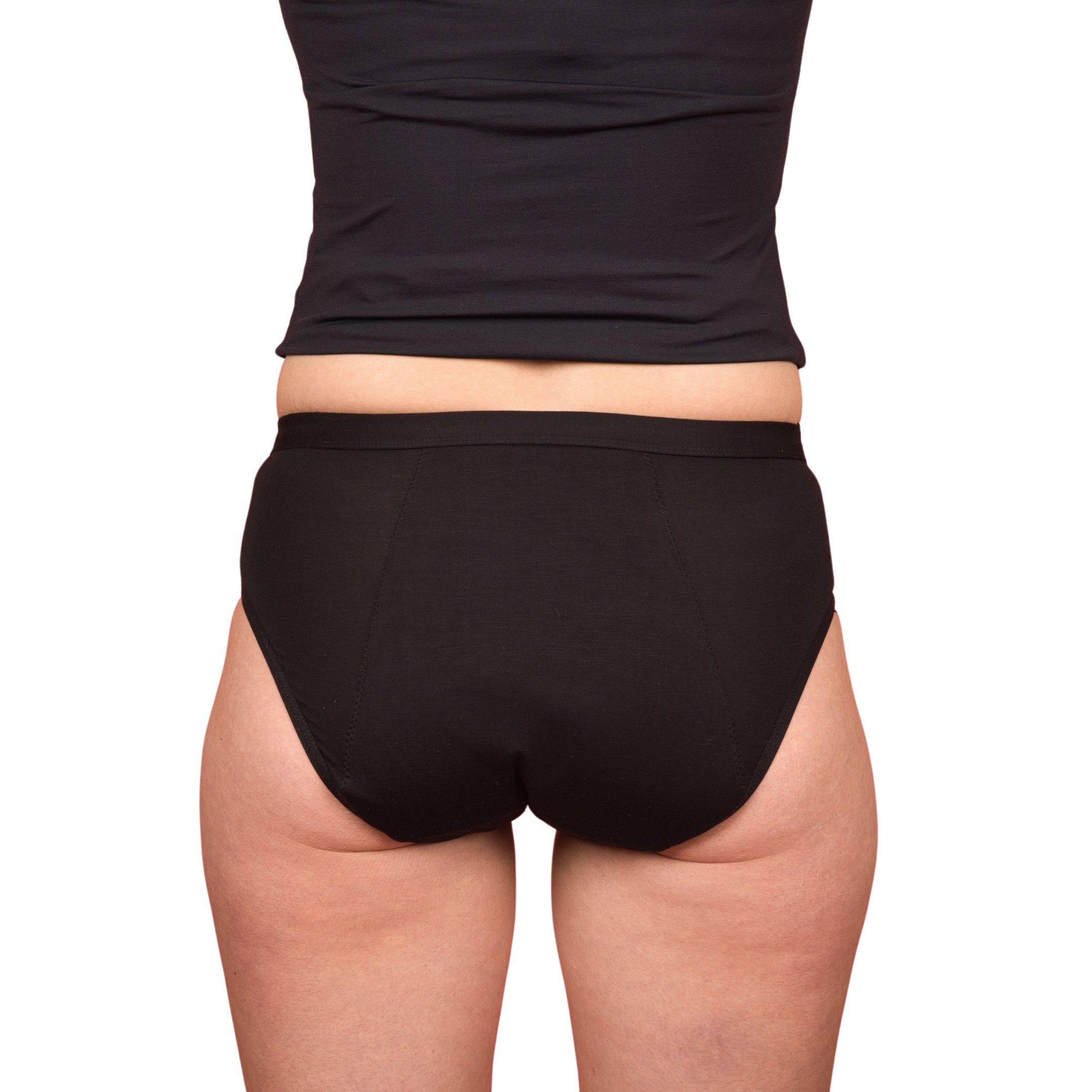Slip mestruale nero. Vista posteriore. Donna con canotta e slip neri. Sfondo bianco.