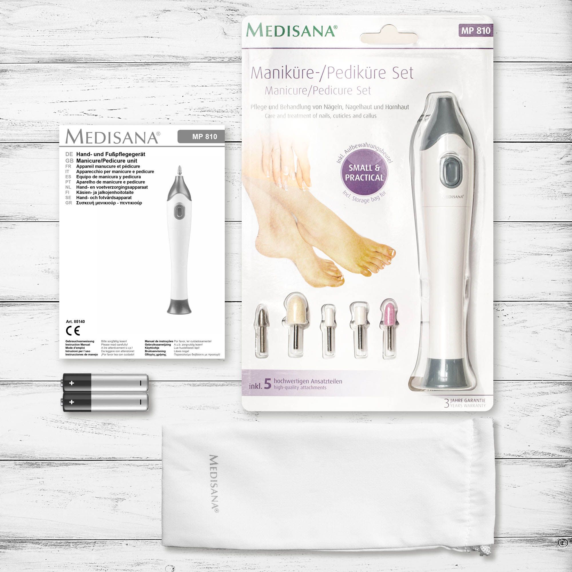 Confezione di un set elettrico per manicure e pedicure con accessori e batterie.