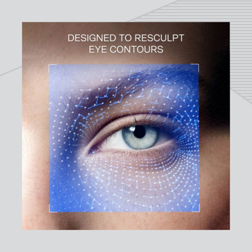 Primo piano di un occhio con griglia blu. Testo: DESIGNED TO RESCULPT EYE CONTOURS.
