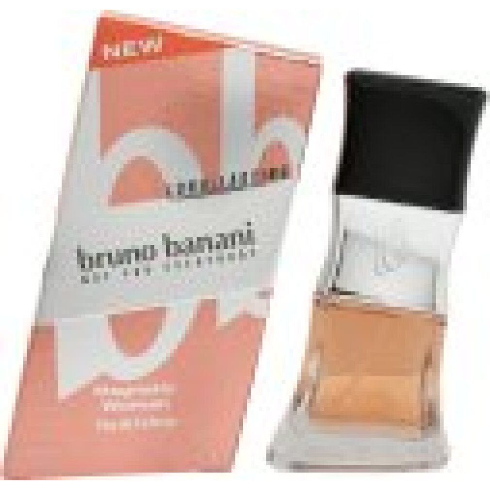 Flacone di profumo e scatola. Flacone con tappo nero, corpo argentato e contenuto rosato. Scatola con scritta "Magnetic Woman".