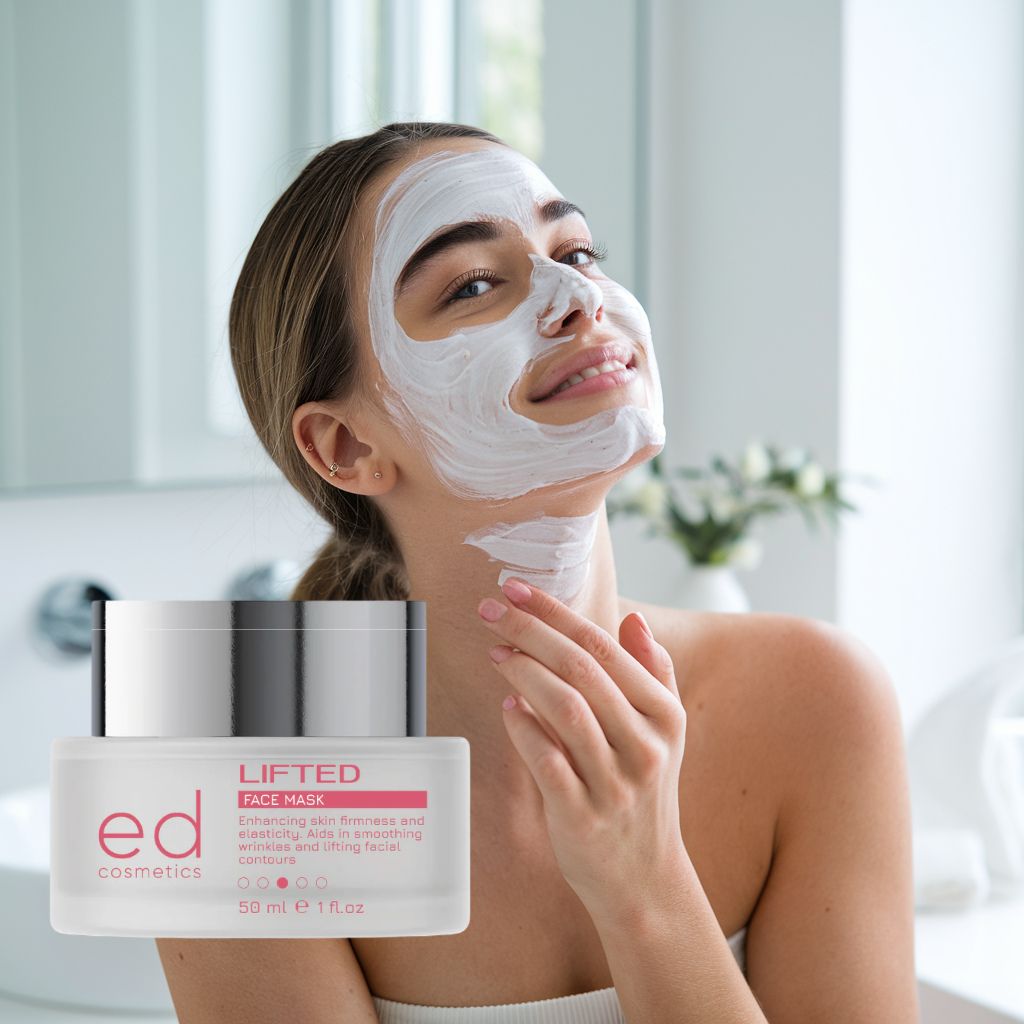 Donna con maschera facciale. Sullo sfondo: vasetto di crema con coperchio argentato. Scritta: "LIFTED FACE MASK" e "ed cosmetics".