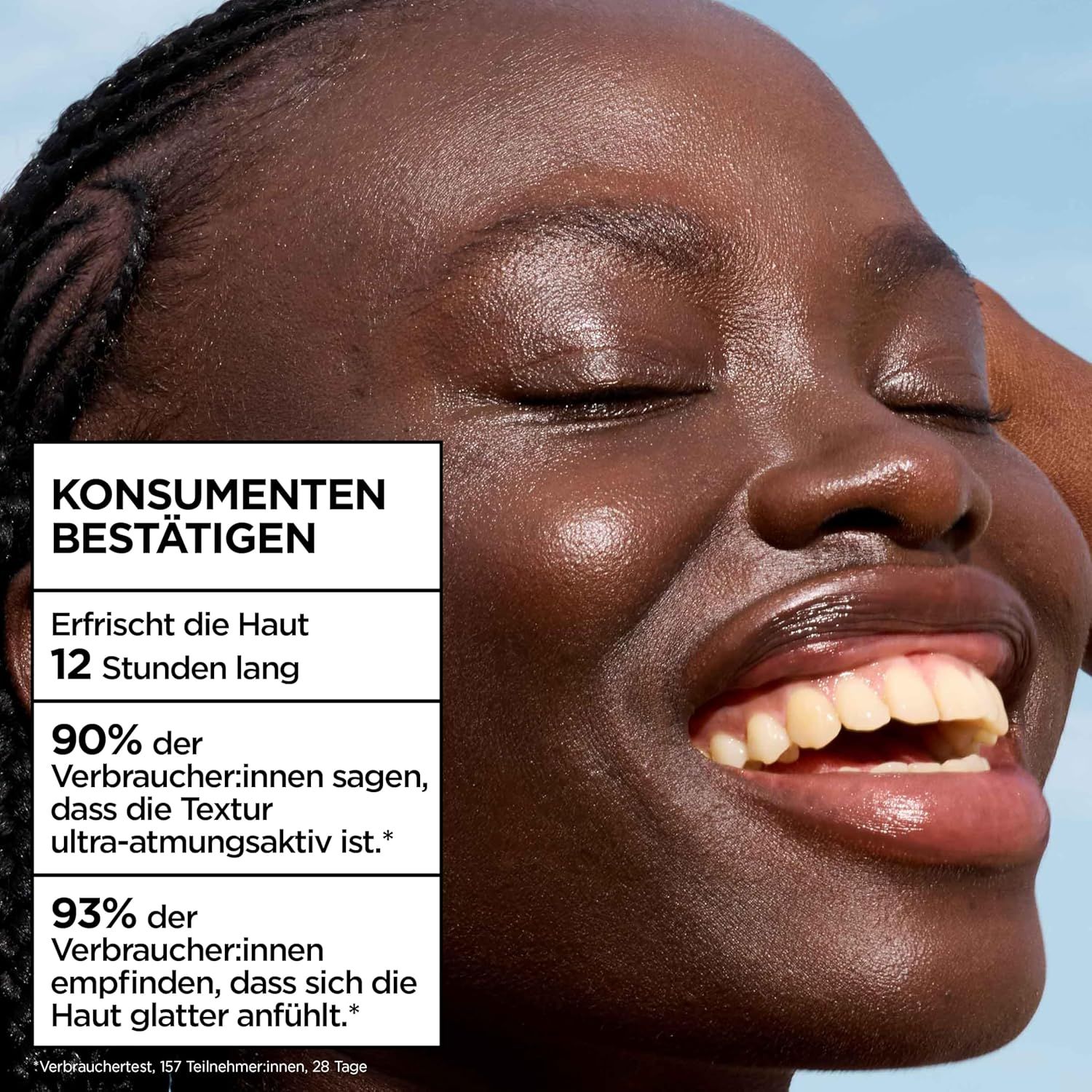 Donna sorridente. Testo: I consumatori confermano: Rinfresca la pelle per 12 ore. Il 90% dice che la texture è ultra-traspirante.