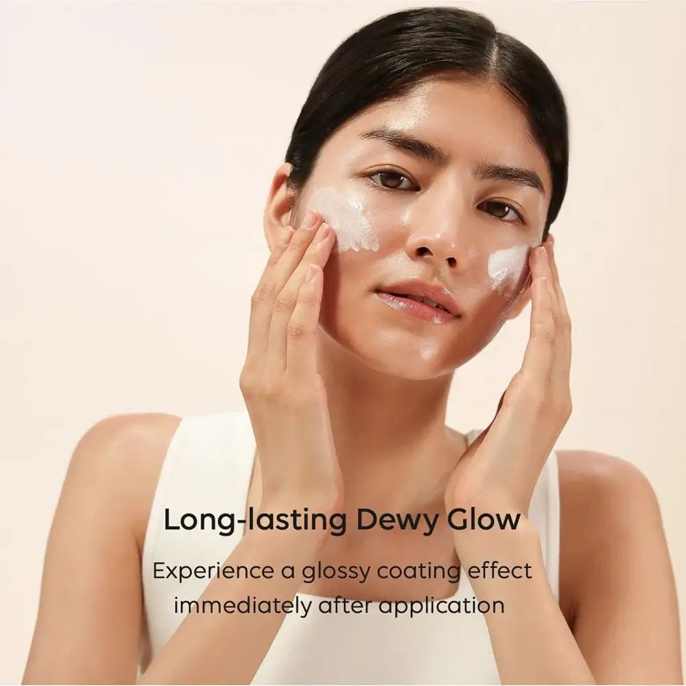 Donna che applica la crema. Testo: Luminosità duratura e rugiadosa. Effetto lucido immediato dopo l'applicazione.