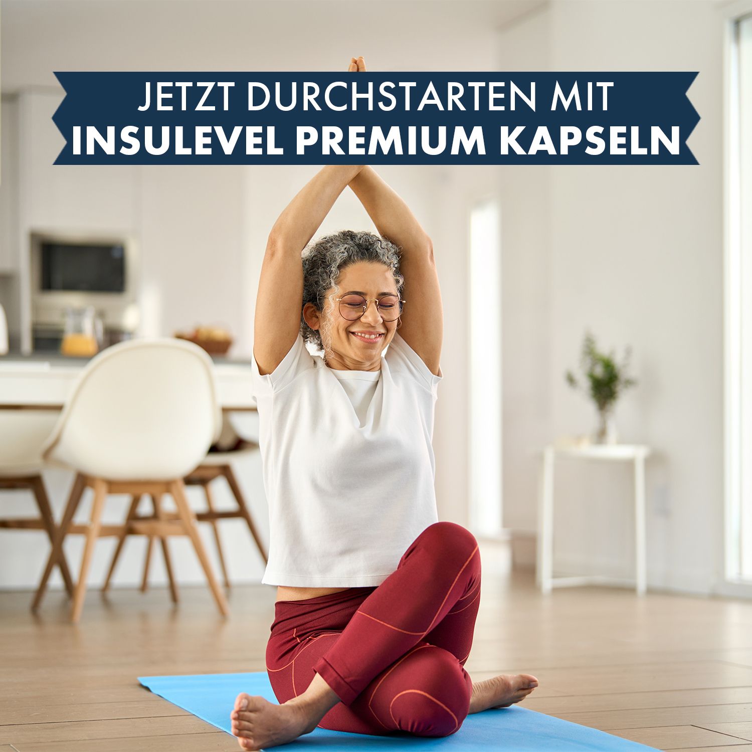 Donna seduta su tappetino yoga, braccia sopra la testa. Testo: Inizia ora con le capsule Insulevel Premium.